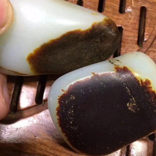 新疆和田玉皮色造假最常见的一种造假方式