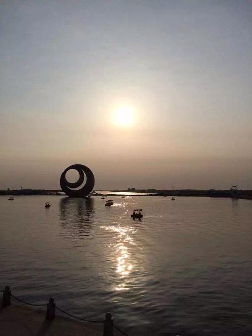 每年来鲅鱼圈旅游的朋友,月亮湖公园是必去的一个地点.