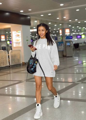 32岁吉克隽逸高调走机场,超短上衣搭配紧身裤,凹凸感强烈