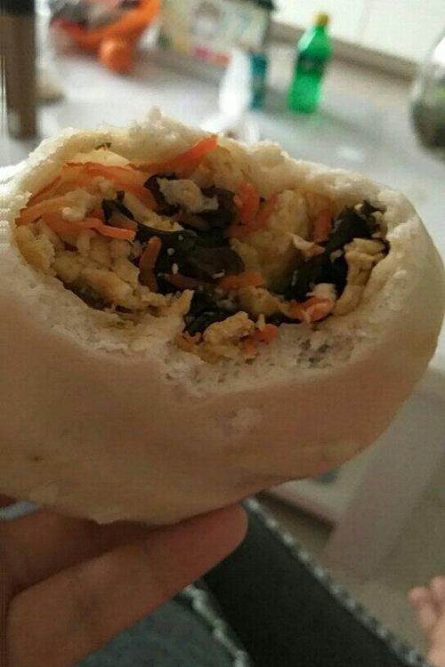 拿下厨房做的胡萝卜木耳鸡蛋素包子