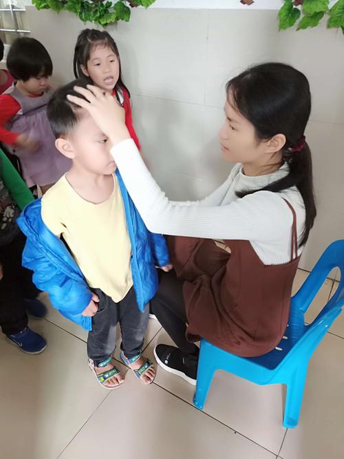东方红幼儿园大1班小朋友们晨午检保建卫生