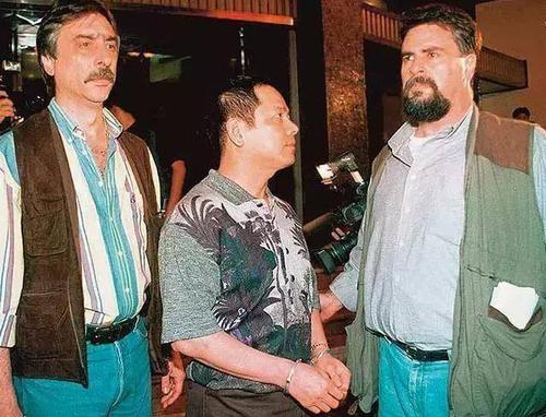 连崩牙驹这种黑帮人物都成了政协委员美方一些人真是睁着眼说瞎话