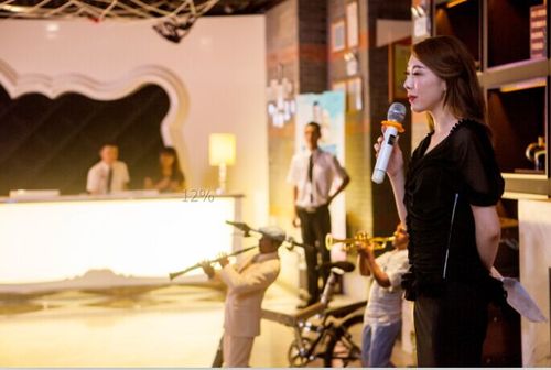 所有歌手已经准备就绪,江阴电台fm90.7主持人张一为纳智捷拉开序幕.