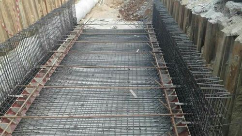 分洪箱涵万安堂停车场段箱涵模板加固