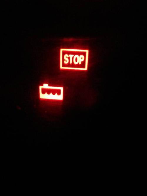 货车仪表盘上这两个灯亮是什么原因?