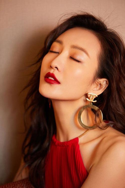 王鸥红裙写真浪漫似火烈焰红唇妩媚性感甜笑迷人