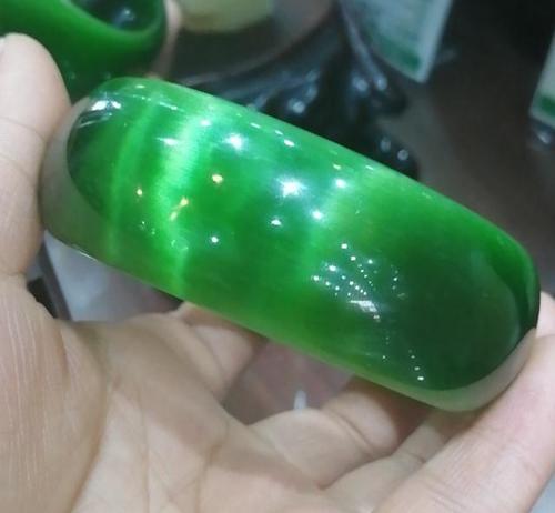 典型的和田玉的辨别特征一:俄罗斯碧玉