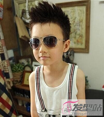 小男孩理什么发型好看剪酷炫飞机头做时尚小帅哥