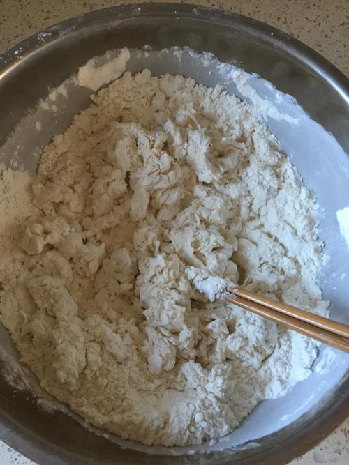 和面.热水直接加到面里,边加边用筷子搅拌.