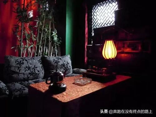 《雪夜梅香》小屋夜静孤灯伴,窗外雪花落纷飞.