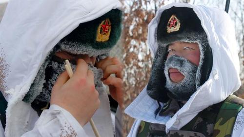 边防战士春节展开极寒训练 零下30度口罩睫毛挂