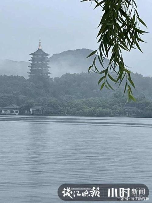 烟雨西湖美得不像话假期最后一天你在哪里逛呀