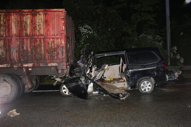 小车与半挂车相撞致4死5伤,韶关京港澳高速"4.7"事故