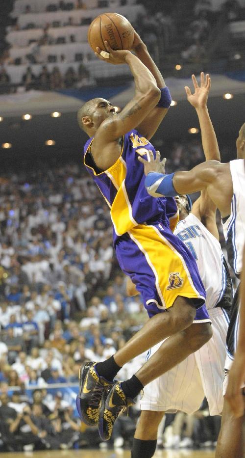 图文:[nba总决赛]湖人vs魔术 科比后仰投篮