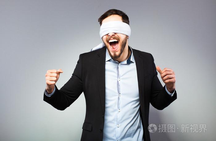 被蒙住眼睛的优雅男人