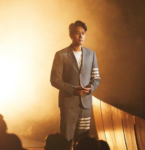 46岁刘恺威再演霸道总裁,新剧穿西装梳背头,却像个18线明星