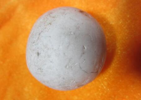 白色的舍利子是骨骼的,黑色舍利子是属于头发的,红色的舍利子是肌肉的