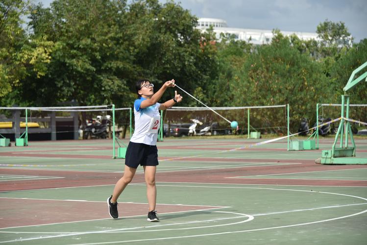 图为女子高杆绣球比赛