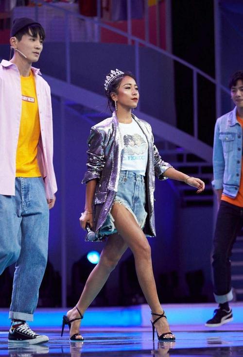 >正文申请入驻> 吉克隽逸的身高一直是个迷,从她与其他明星的对比来看