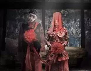 找一部配冥婚的电影一个女的被架着和一个死人拜堂拜完堂就被缝上