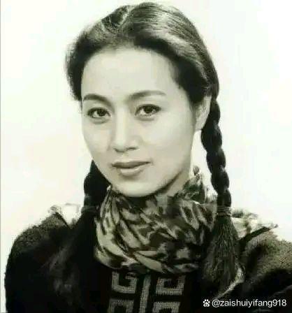 大家知道这个扎着长辫子的美丽女人是谁吗