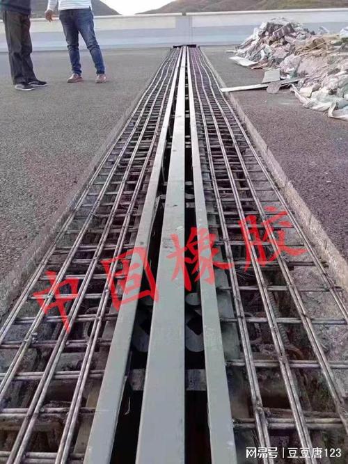 桥梁伸缩缝的基本组成部分