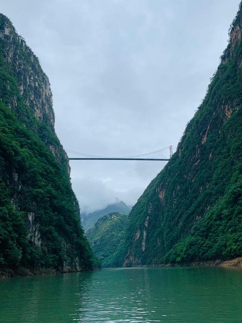 这就是北盘江大桥,垂直高度400多米高,太壮观了.