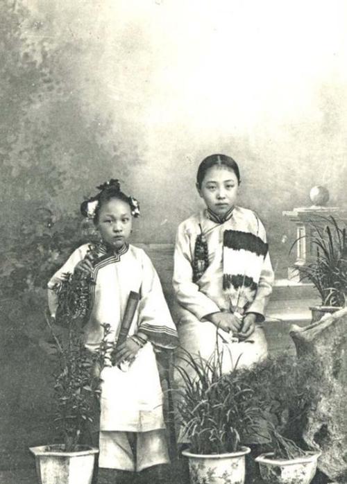 变态的审美旧中国小脚女人写真老照片