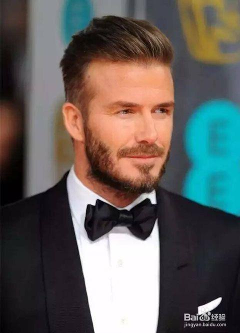 相比复古大背头造型更松,并保持一定的高度,让贝克汉姆增添几分熟男的