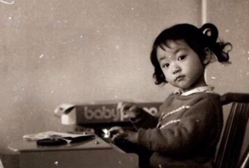 看到韩雪小时候的照片,网友:明明可以靠背景却非要靠实力的演员