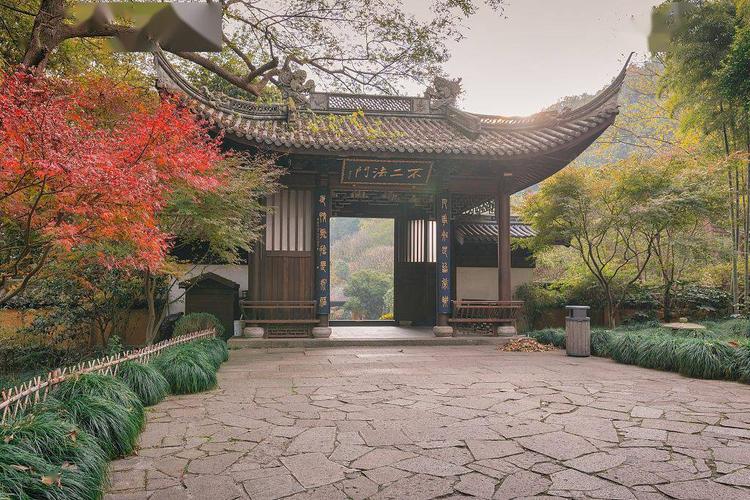 秋末冬初 杭州西湖景区灵隐寺色彩斑斓