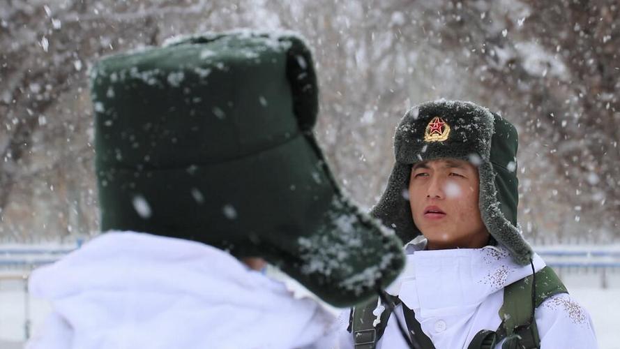 新年期间边防官兵踏雪巡逻边境线