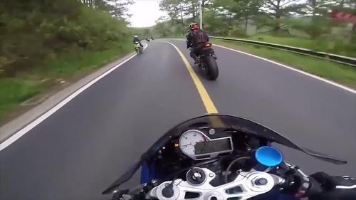 为您推荐: 机车摩托:大佬飙车第一视角,翘车头技术功力深厚,请勿模仿