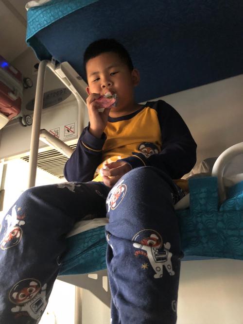 绿皮火车是孩子们的快乐