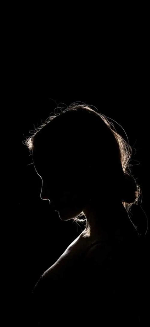 有哪些惊艳的黑色系壁纸?