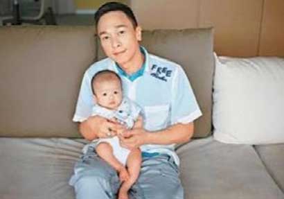 与儿子黄庆阳合影