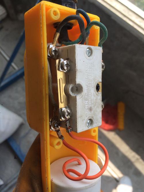 吊机控制器线路怎么接,现在这么接不管按哪个键都是向上,求接法