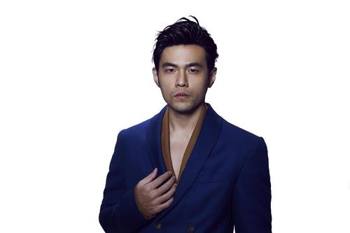 周杰伦睡衣西装