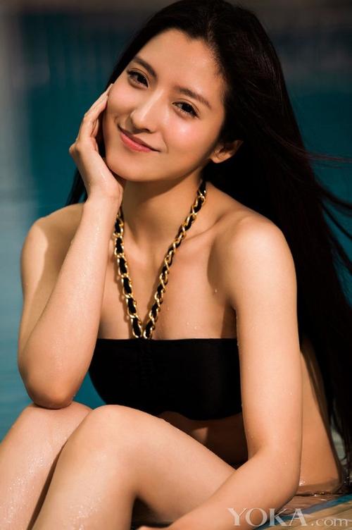 潘辰突破尺度 拍摄唯美泳装性感写真