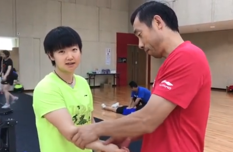 国乒学英语太欢乐,樊振东情不自禁给自己鼓掌,孙颖莎成困难户