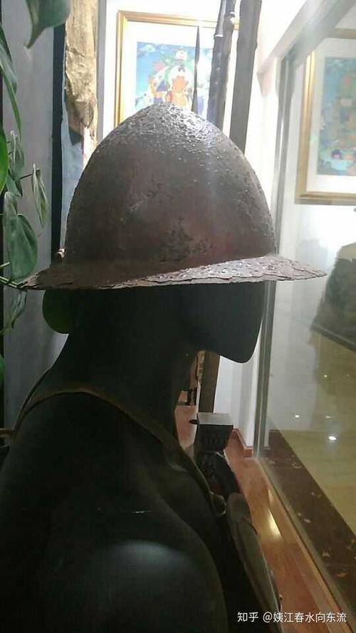 然后就是这种知名度很高的飞碟帽,也是东西方都有,应用上似乎作为弓手