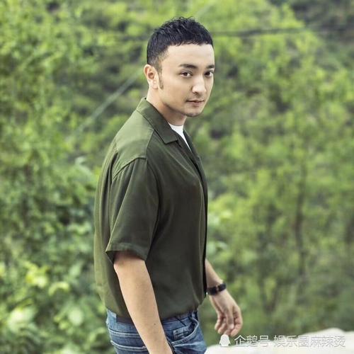 央视主持人尼格买提下乡参加活动,身材已经略微发福,发际线堪忧