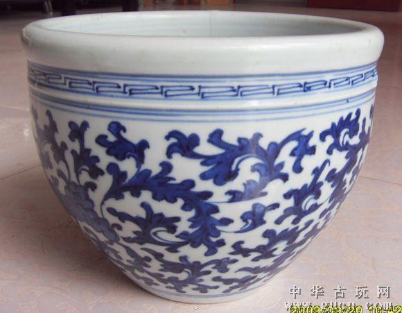 清雍正青花缠枝纹卷缸