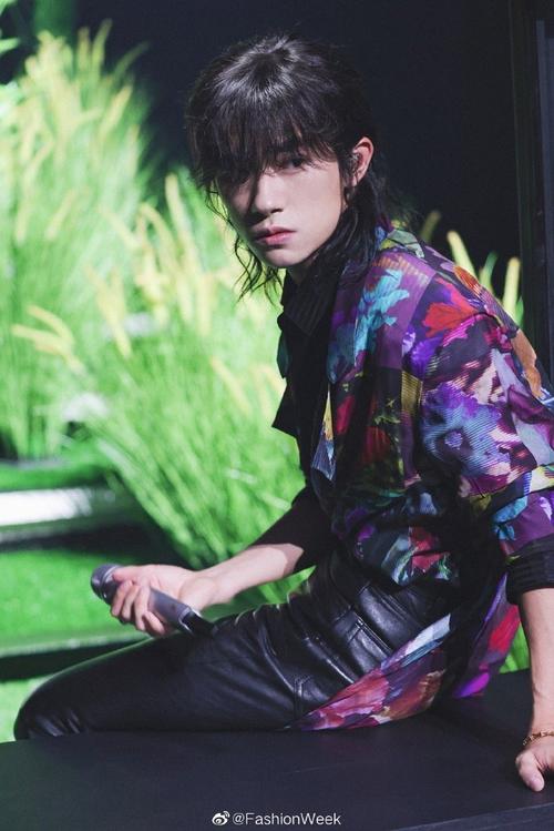 易烊千玺|最新舞台造型,歌手归来,花色衬衫配上狼尾长发,别致又新颖