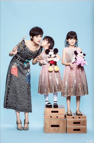 陆毅一家四口合照萌翻天!