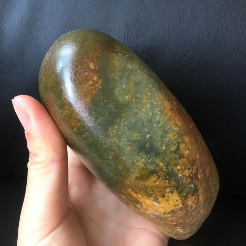 "大海沙滩相连"1128克秋梨皮青玉籽料 和田籽玉摆件 风景奇玉