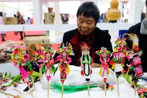 现场制作传统手工艺品