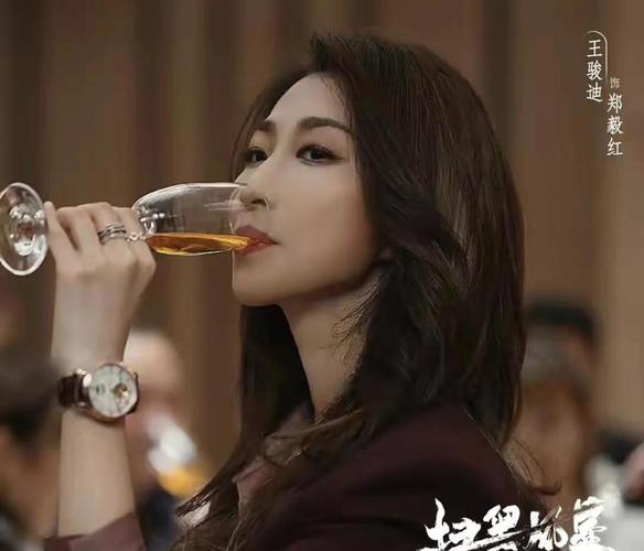 最重要的是,即便是配角,王骏迪参与的重要镜头,都推动了电视剧《扫黑