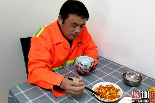 战疫深圳人奋战在抗疫一线的盐田人吃饭的样子很可爱