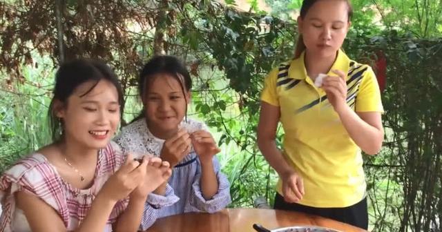 农村姐妹花做传统小吃出锅后又黏又甜外面一斤卖30元